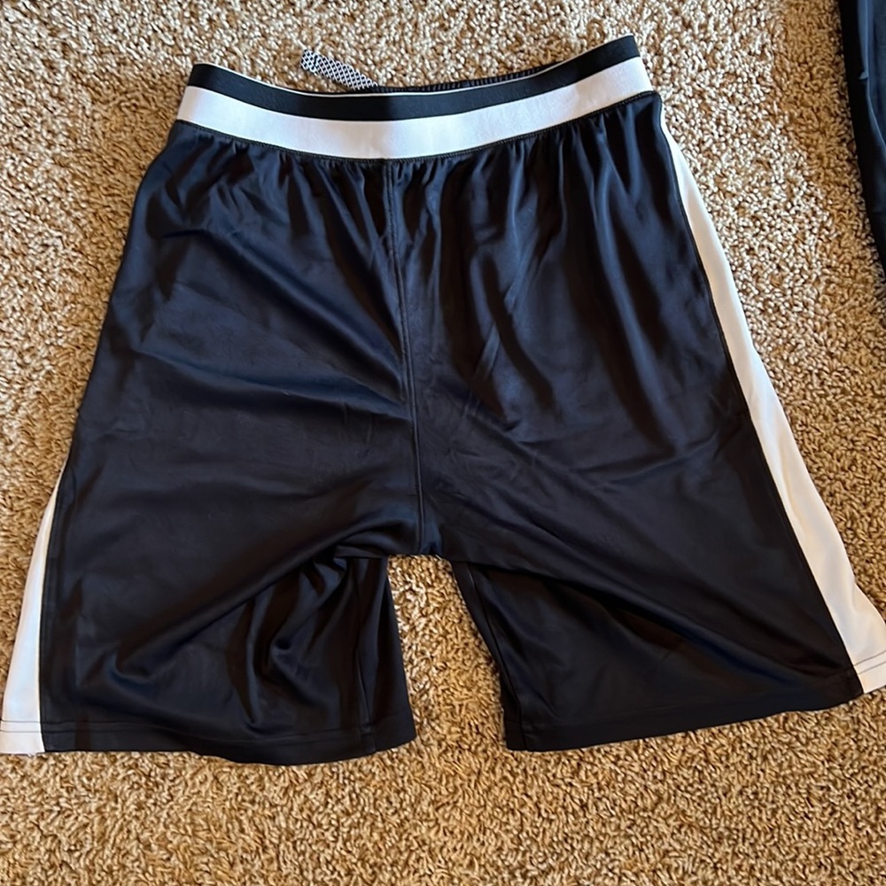 Boys youth small Under Armour shorts - Picture 3 of 4